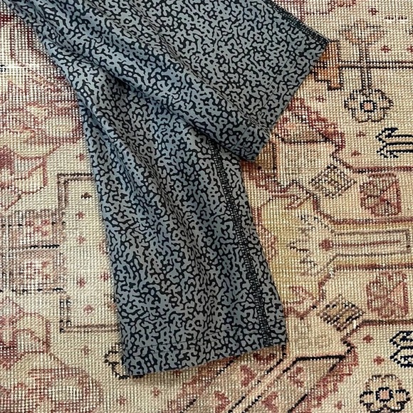 Nike Dri-fit gray leopard print Capri legging medium - Picture 6 of 6